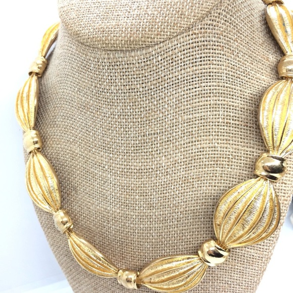 VINTAGE 80S 90S UNSIGNED IVANA TRUMP BRUSHED GOLD TONE RIBBON NECKLACE STATEMENT - Picture 5 of 17